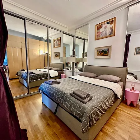 2 Bedroom With Spacious Terrace Minutes From Champs Elysees Париж