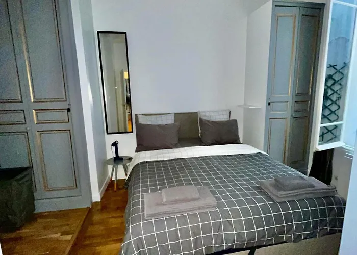 Appartamento 2 Bedroom With Spacious Terrace Minutes From Champs Elysées