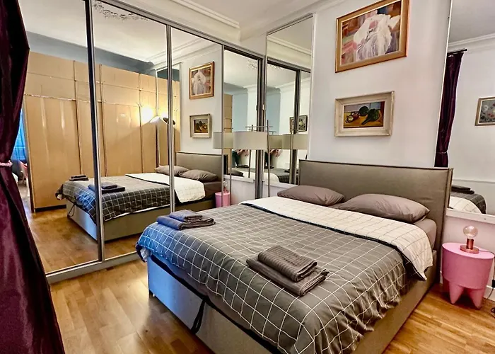 2 Bedroom With Spacious Terrace Minutes From Champs Elysées Parigi