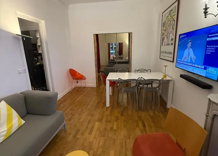 2 Bedroom With Spacious Terrace Minutes From Champs Elysées